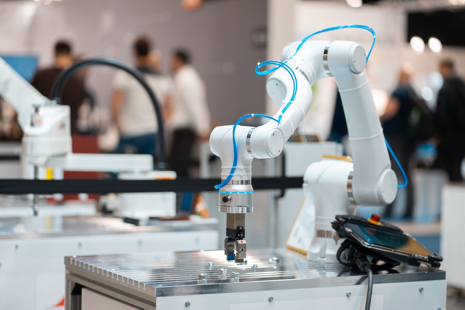 automated programmed robotic arm for manufacturing and industrial lines conveyor belts, robot hand equipment for factories and delivery warehouses